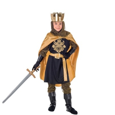 Criança vestida com traje de cavaleiro medieval dourado e preto com espada de brinquedo.