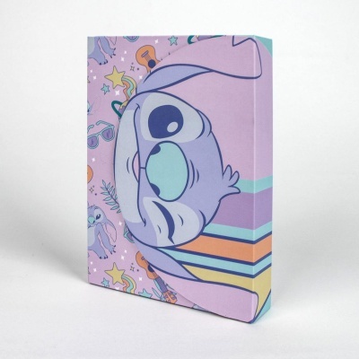 Caderno com capa ilustrada em tons lilás e azul com personagem de desenho animado