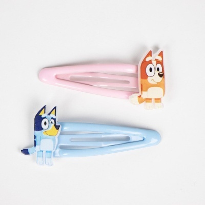 Ganchos de cabelo rosa e azul com personagens de cães