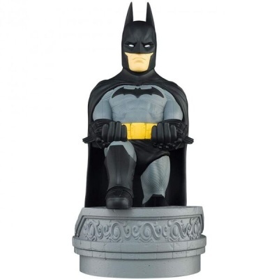 Estátua de Batman ajoelhado com capa preta e base cinza