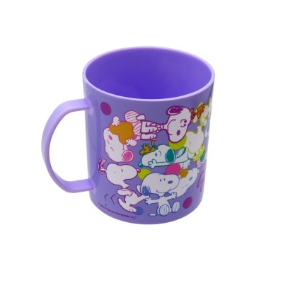 Caneca plástica lilás com ilustrações do Snoopy coloridas