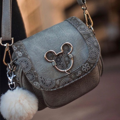 Bolsa cinzenta com padrão de mandala e detalhe metálico de rato com pompom branco