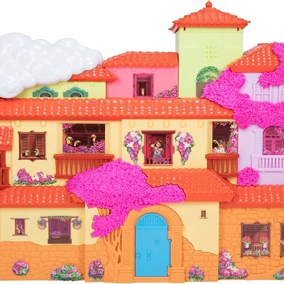 Modelo colorido de casa com telhado vermelho, paredes amarelas, flores rosas e porta azul