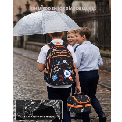 Mochila e lancheira com padrão espacial, em ambiente exterior, sob chuva