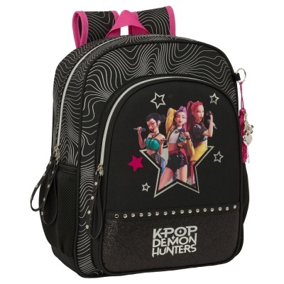 Mochila preta com padrão branco ondulado e personagens com texto KPOP DEMON HUNTERS
