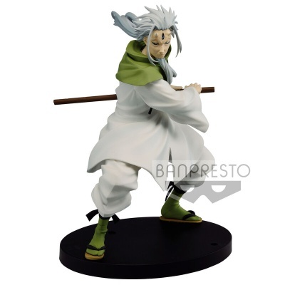 Figurina anime com roupa branca e verde, bastão e base preta