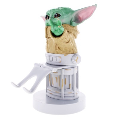 Figura de Baby Yoda verde com casaco bege numa base branca/cinzenta