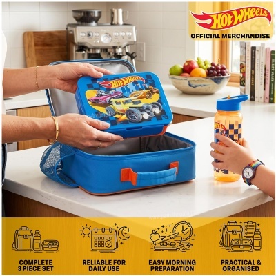Conjunto Hot Wheels: caixa de almoço, mochila e garrafa, cores azul e laranja, com estampas de carros e padrão xadrez.