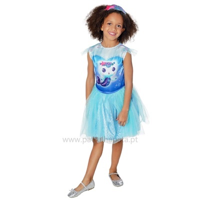 Menina com vestido azul de tule e sereia e sapatos prateados