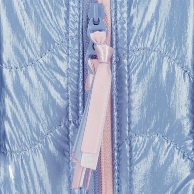 Fecho de zíper em peça azul metalizada com detalhes rosa