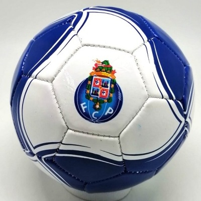 Bola de futebol azul e branca com emblema do FCP