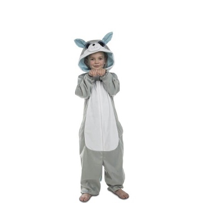 Criança com macacão de pijama cinzento e branco com capuz de animal