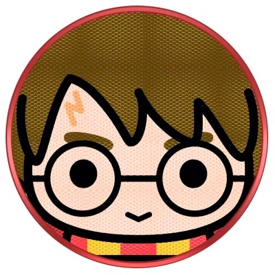 Desenho circular de rosto com óculos, cabelo castanho e cachecol amarelo e vermelho