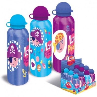 Três garrafas metálicas coloridas com desenhos de piratas e texto Love Pirates