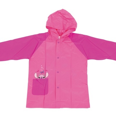 Capa de chuva rosa com capuz e desenho de elefante cinza no bolso frontal