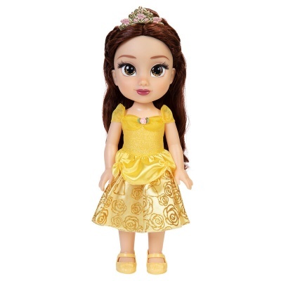 Boneca com vestido amarelo e coroa numa imagem de estúdio com fundo branco