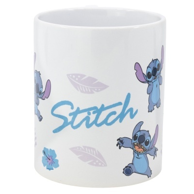 Caneca branca com personagem Stitch e decoração floral e folhas