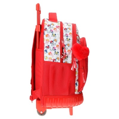 Mochila de rodinhas vermelha e branca com padrão colorido e chaveiro de coração vermelho