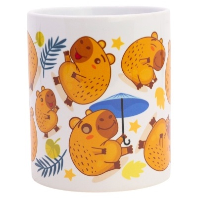 Caneca branca com estampado de capivaras amarelas, guarda-chuva azul, folhas e estrelas.