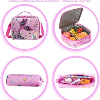 Conjunto de acessórios cor-de-rosa com padrão de peixes e escamas, incluindo mala, lancheira e estojos