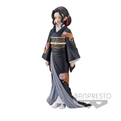 Figura colecionável Banpresto de personagem feminina com quimono preto decorado com flores