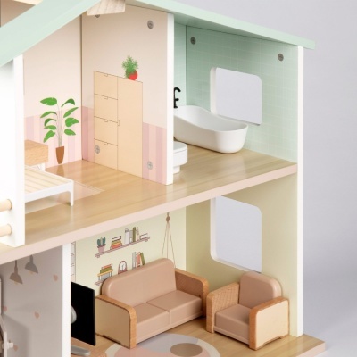 Casa de bonecas em madeira com mobília clara e decoração interior detalhada