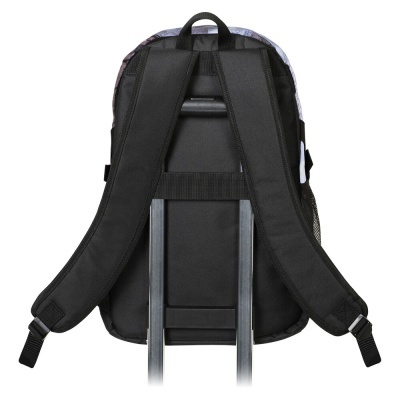 Mochila preta com alças acolchoadas vista de trás