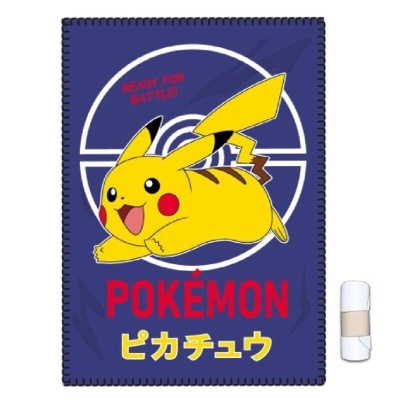 Cobertor azul com estampa do Pikachu e texto Pokémon.