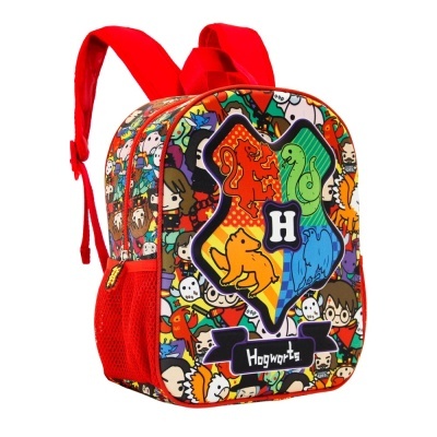 Mochila infantil colorida com brasão de Hogwarts e desenhos de personagens ao fundo