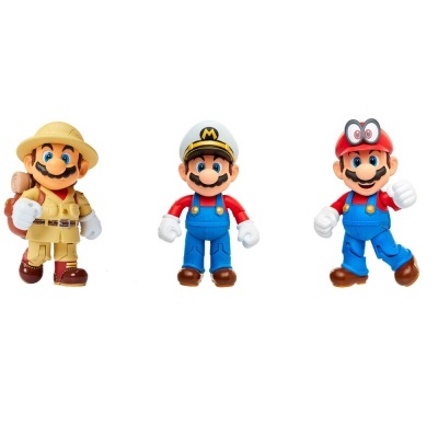 Três bonecos Mario com diferentes fatos e chapéus sobre fundo branco.