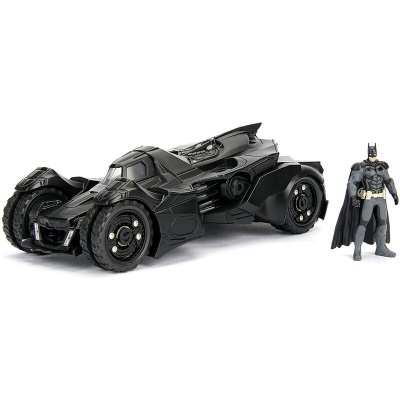 Carro Batmóvel preto com figura de Batman ao lado