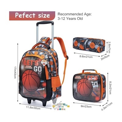 Conjunto escolar infantil com mochila de rodas, estojo e lunch box com tema de basquetebol preto e laranja.