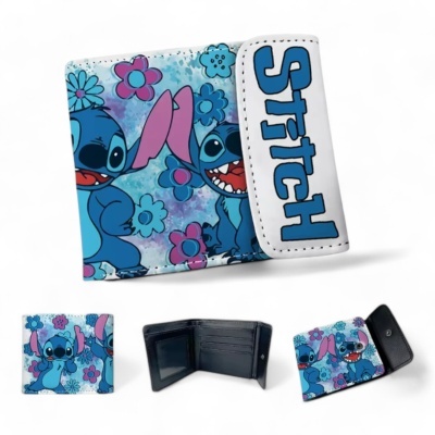 Carteira com padrão do personagem Stitch em azul, rosa e branco
