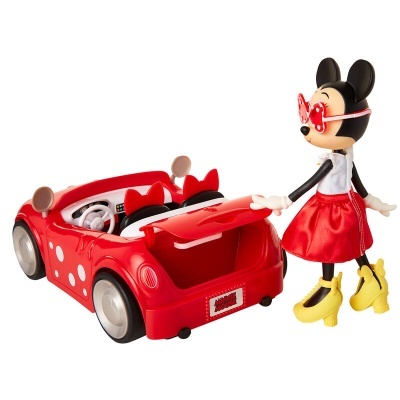 Brinquedo da Minnie Mouse com carro vermelho de bolas brancas e capô aberto