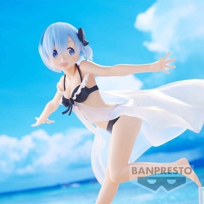 Figurina de personagem de anime feminina com vestido de banho e saia transparente em ambiente de praia