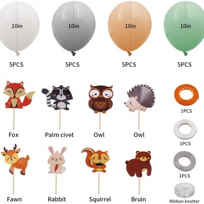 Balões coloridos com figuras de animais em madeira e acessórios para decoração