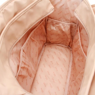 Interior de mala rosa com forro estampado e bolsos internos