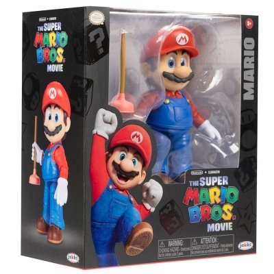 Figura colecionável de Mario do filme The Super Mario Bros Movie com boné e desentupidor em embalagem preta.