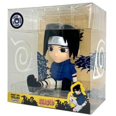 Figura de Sasuke Uchiha da série Naruto numa caixa transparente com decoração da Vila da Folha.