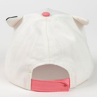 Boné branco com fecho rosa e orelhas de tecido