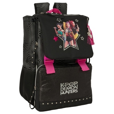 Mochila preta com personagens femininas estilo K-pop e texto K-POP DEMON HUNTERS