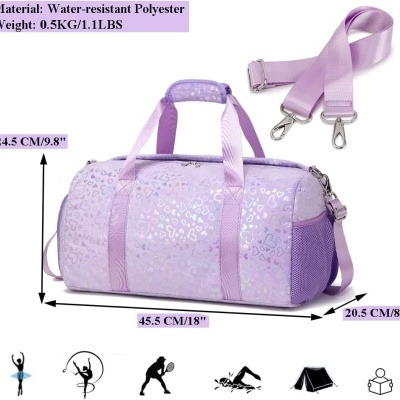 Mala desportiva lilás com padrão de corações e estrelas brilhantes, alça ajustável destacada ao lado.