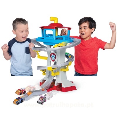 Torre de brinquedo para carros com duas crianças brincando em fundo branco