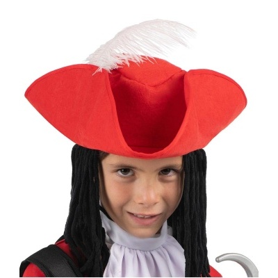 Chapéu vermelho de pirata com pena branca numa criança