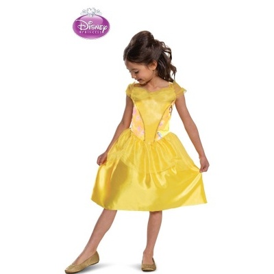 Menina com vestido amarelo brilhante inspirado na personagem Disney