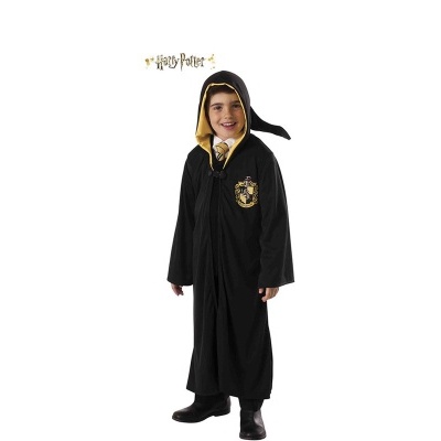Criança com capa de Hogwarts e logo Harry Potter