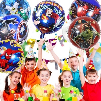 Balões de super-heróis coloridos em festa de aniversário com crianças usando chapéus coloridos