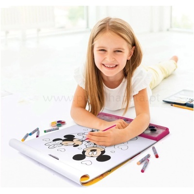 Menina loira a colorir desenho de Mickey e Minnie Mouse com lápis de cor