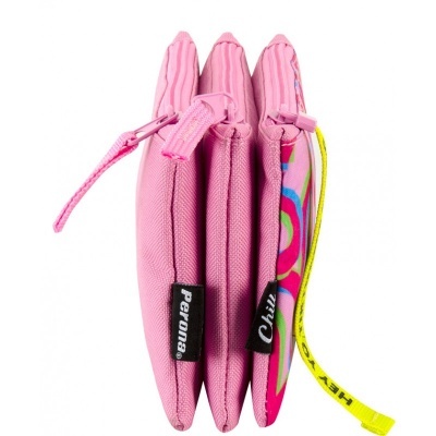 Três pequenas bolsas rosas de tecido unidas com fechos e etiquetas visíveis