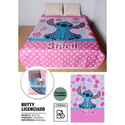 Colcha rosa com Stitch azul e padrão bolinhas brancas em cama com duas almofadas claras